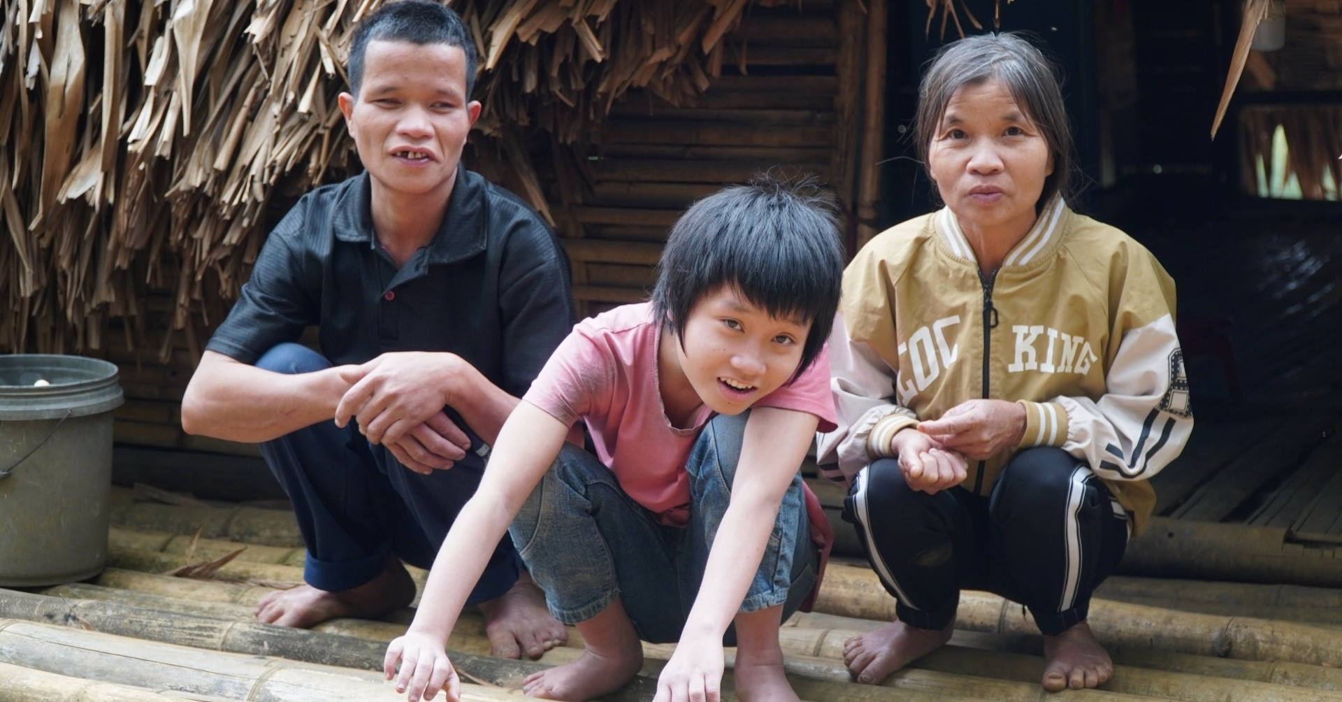 Cả gia đình bị thiểu năng sống trong túp lều nhỏ, dựa vào tình thương xóm làng