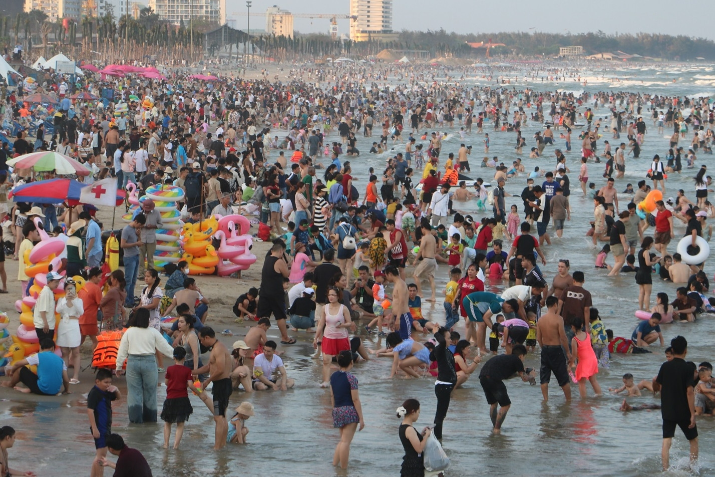 Bãi biển Vũng Tàu đông nghẹt du khách tắm biển ngày thứ hai kỳ nghỉ lễ
