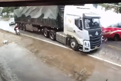 Clip xe tải va chạm xe khách khiến nhiều người văng ra đường, 1 người tử vong
