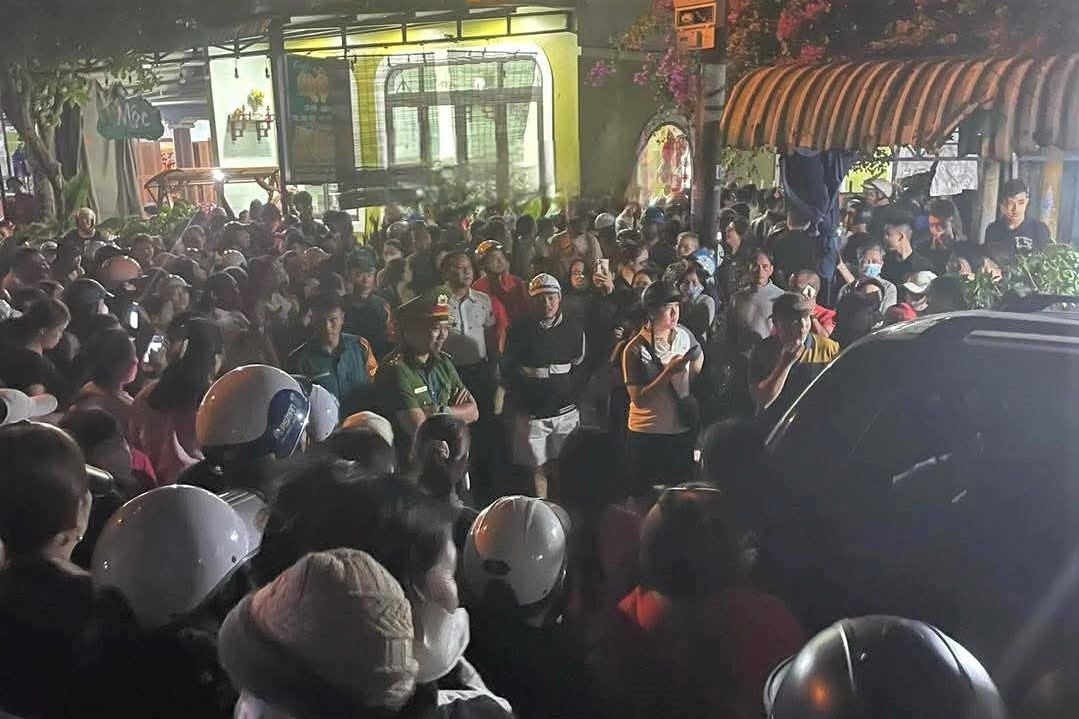 Dựng lại hiện trường vụ mẹ sát hại con, cảnh sát lập hàng rào ngăn nghìn người chứng kiến