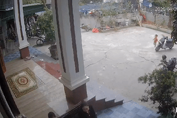 Khoảnh khắc bé trai 3 tuổi hốt hoảng báo tin bạn đuối nước khiến triệu người thót tim