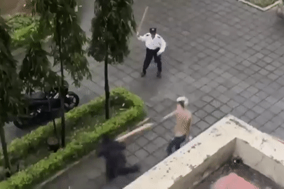 Một ngày sau khi sát hại bạn gái ở Hà Nội, kẻ nghi 'ngáo đá' vẫn chưa tỉnh táo