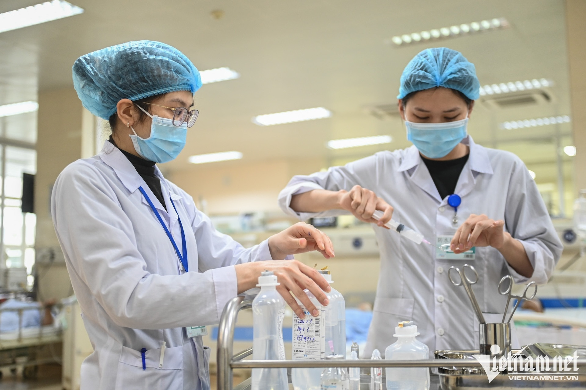 Tiền trực, mổ của bác sĩ bệnh viện công có thể được tăng gần gấp 3 lần