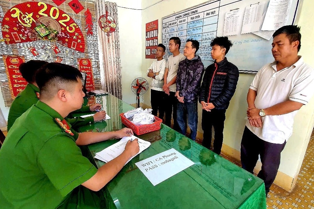 Tài xế, thợ cắt tóc lập sòng đánh bạc giữa hoa viên TP Buôn Ma Thuột