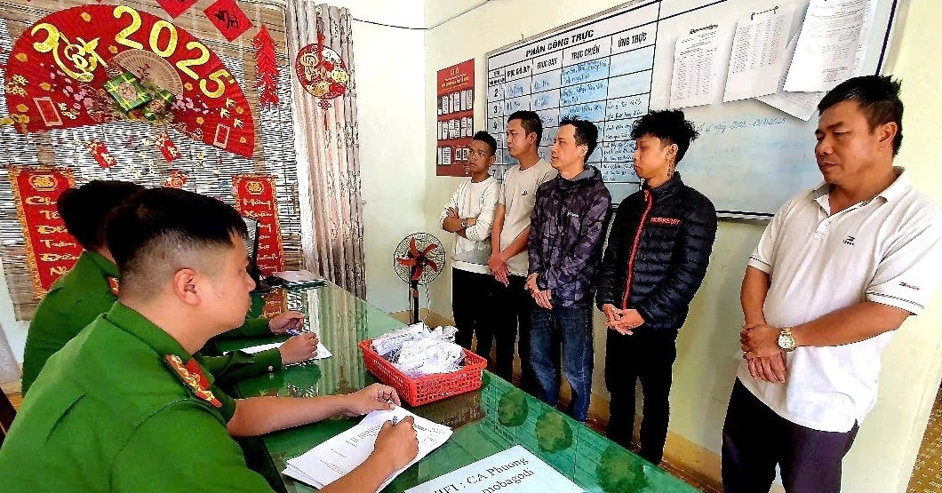Tài xế, thợ cắt tóc lập sòng đánh bạc giữa hoa viên TP Buôn Ma Thuột