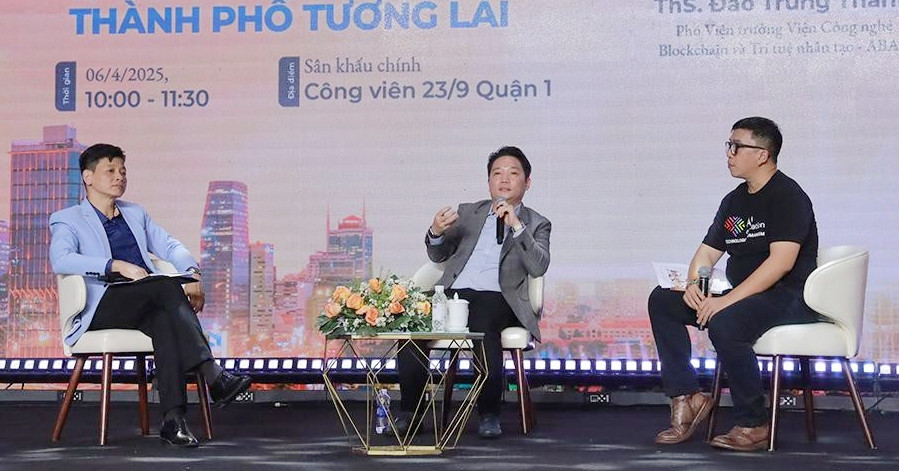 Talkshow "Sống và làm việc cùng AI: Hội nhập để phát triển thành phố tương lai"