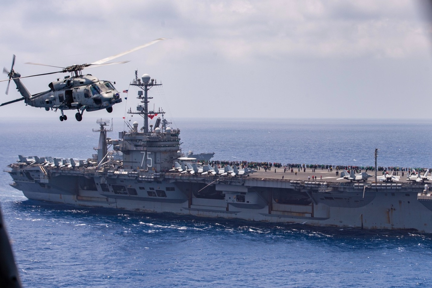 Houthi mở cuộc tấn công mới vào nhóm tàu sân bay Mỹ