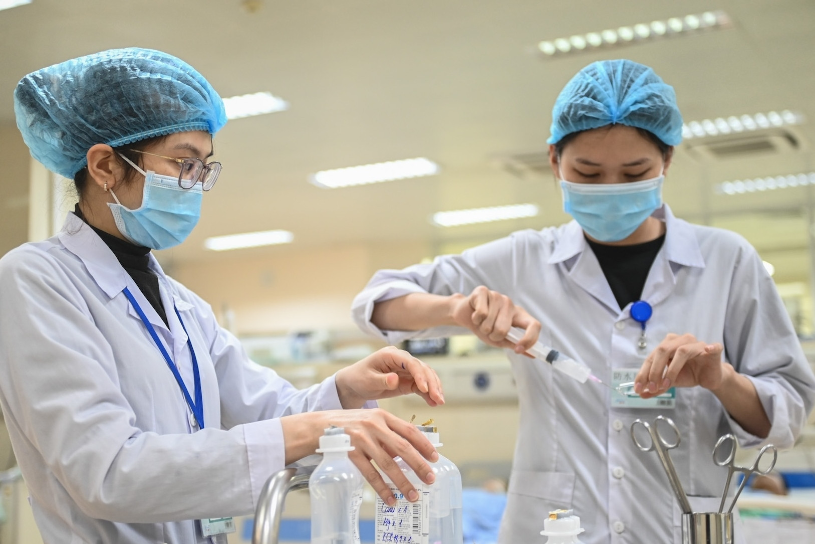 Tiền trực, mổ của bác sĩ bệnh viện công có thể được tăng gần gấp 3 lần