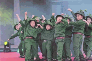 Tiết mục mãn nhãn của 42 học sinh lớp 2 gây bão mạng