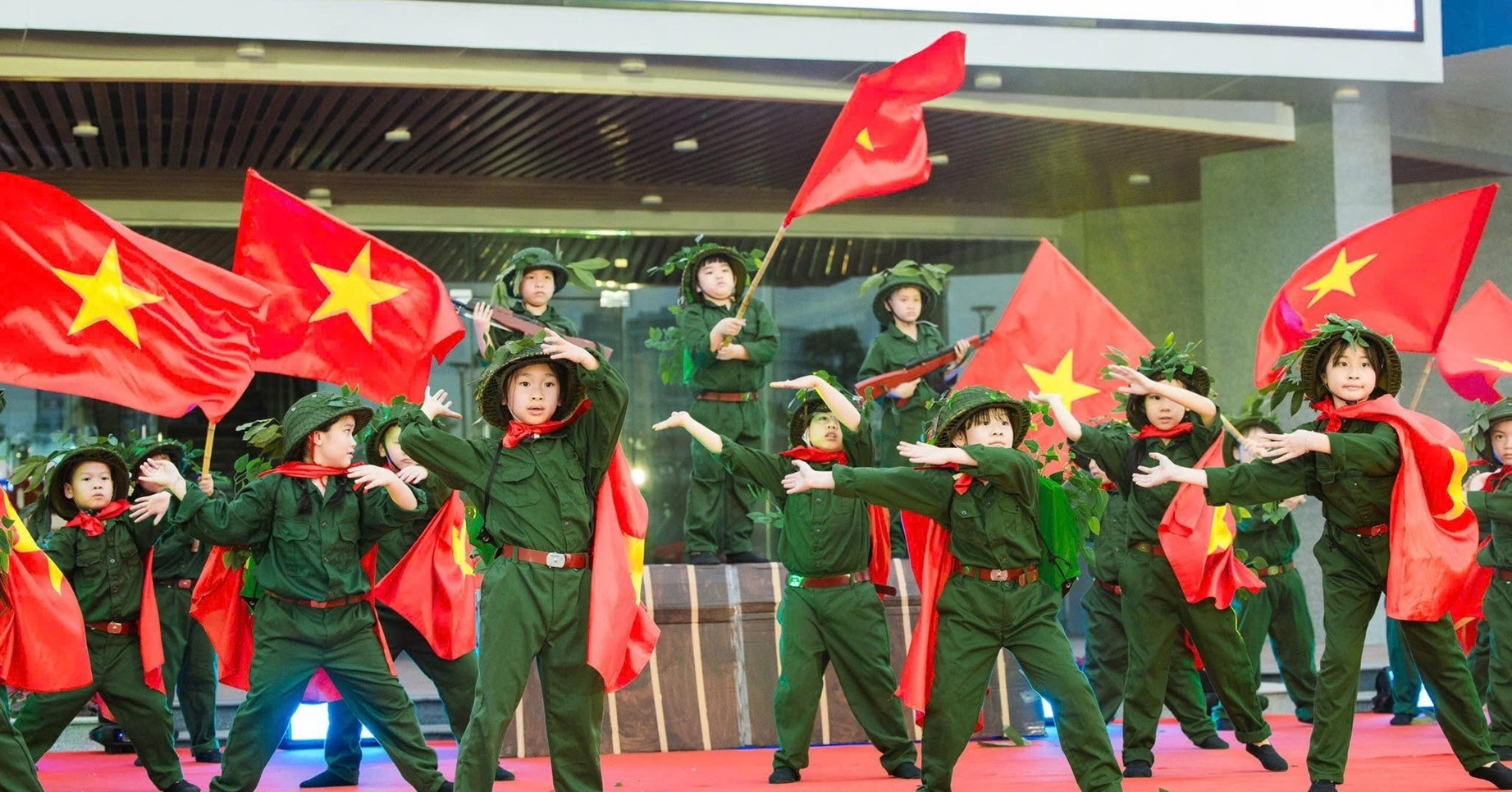 Tiết mục mãn nhãn của 42 học sinh lớp 2 gây bão mạng