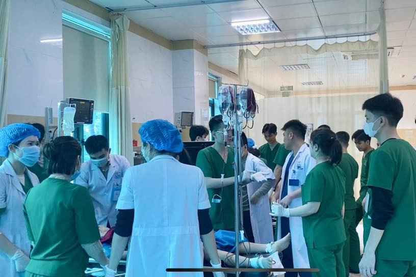 Tình trạng sức khỏe 4 nạn nhân văng khỏi xe khách sau tai nạn với ô tô tải