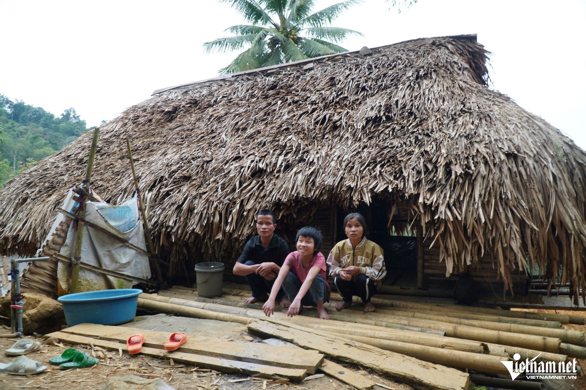 W-a1Cả gia đình bị thiểu năng sống .JPG.jpg