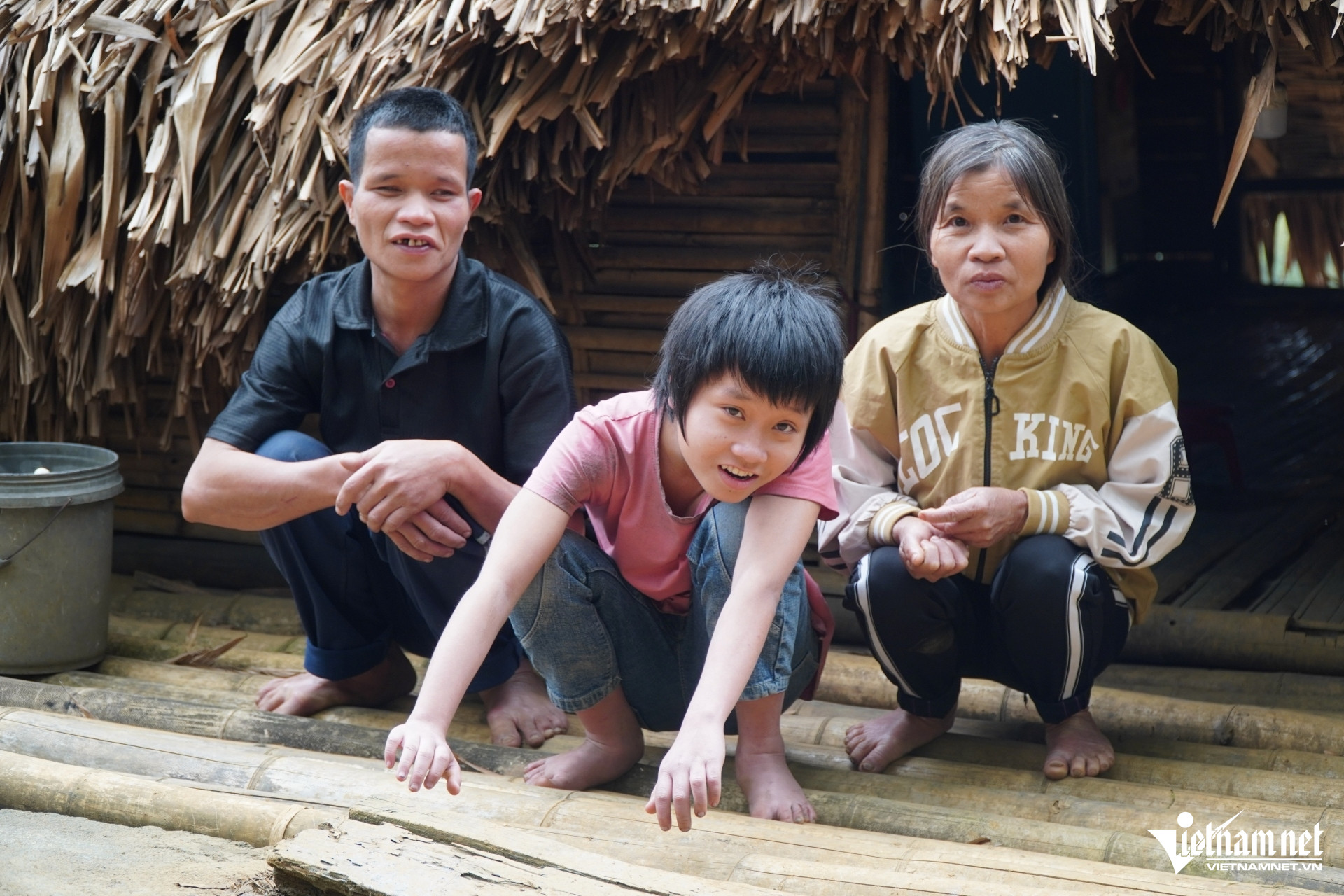 W-a2Cả gia đình bị thiểu năng sống .JPG.jpg