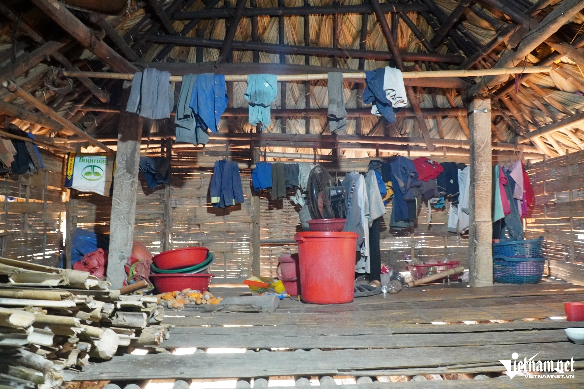 W-a3Cả gia đình bị thiểu năng sống .JPG.jpg