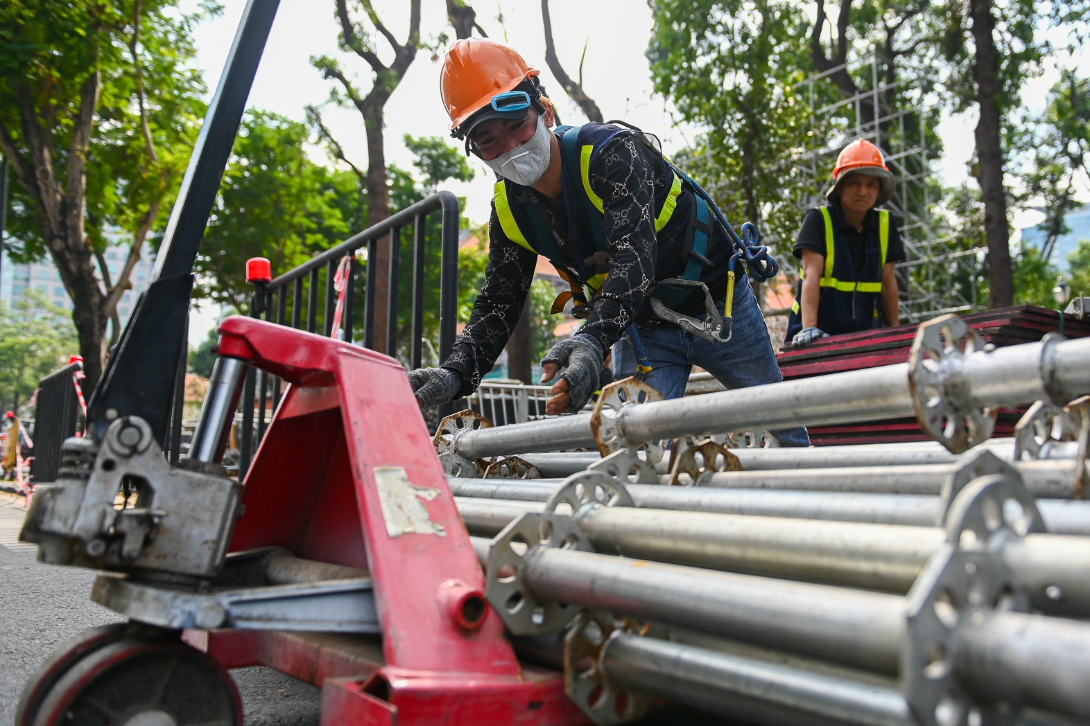 TPHCM gấp rút lắp đặt các hạng mục phục vụ đại lễ 30/4