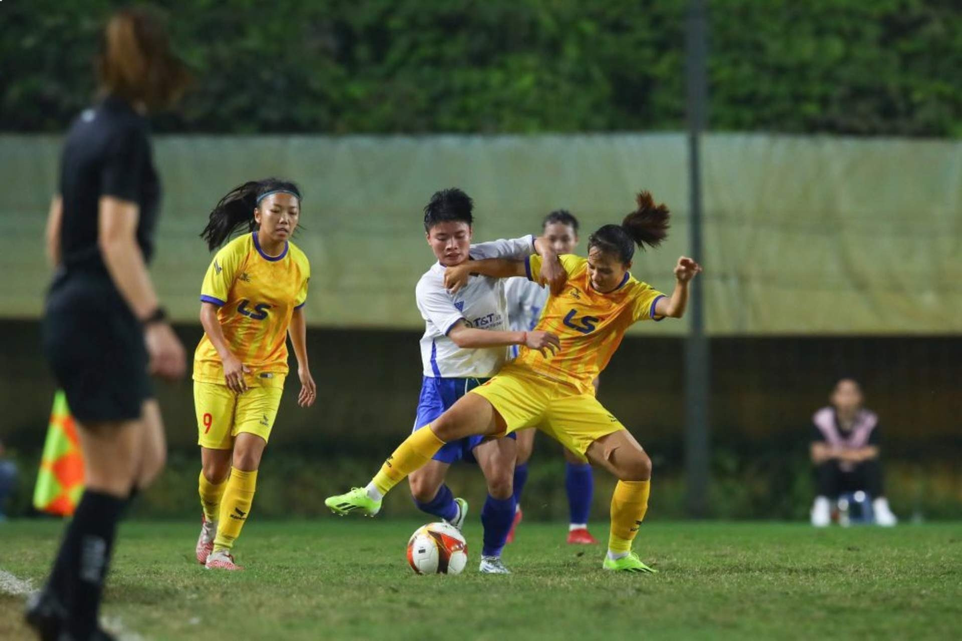 Á quân Cup Quốc gia Thái Nguyên T&amp;amp;T nhận thưởng nóng