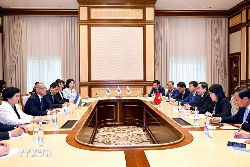 chu tich quoc hoi tran thanh man dang dan chu uzberkistan 3.webp