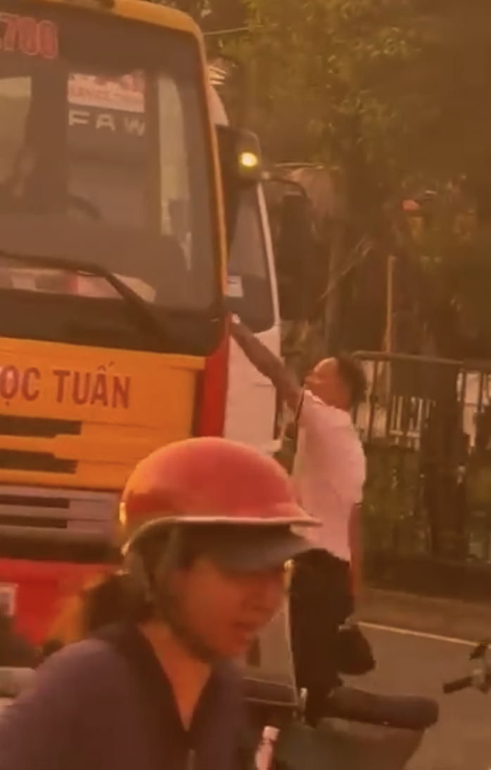 dap be kinh xe cuu ho.png