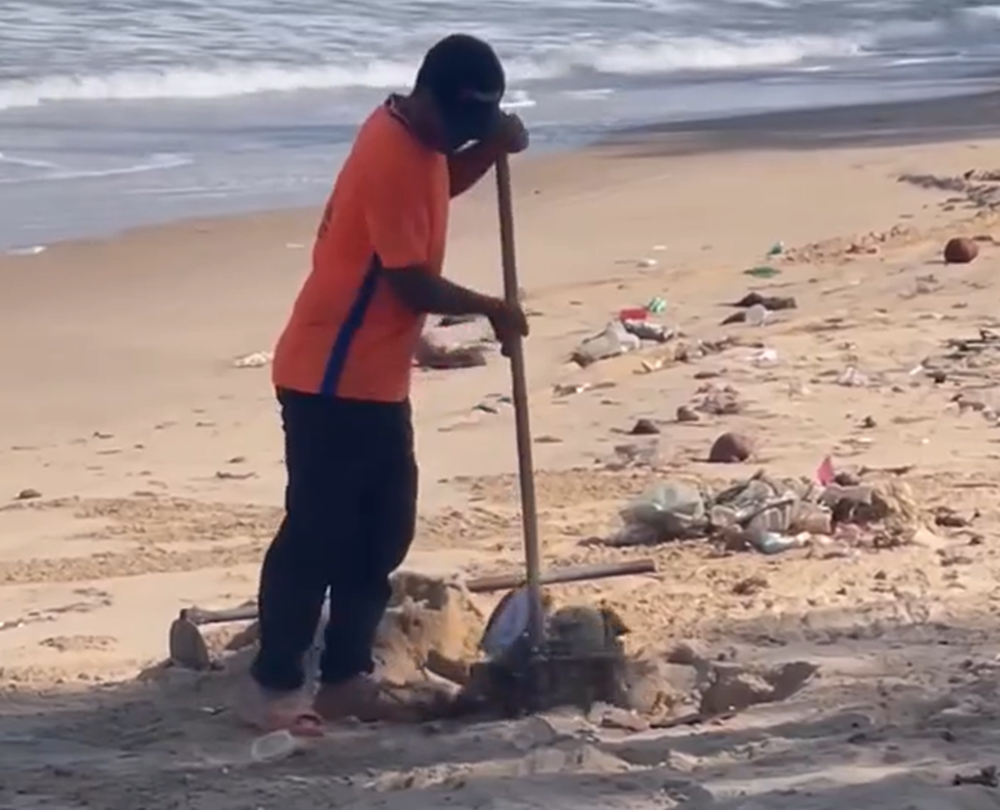 Du khách ngỡ ngàng khi nhân viên khu du lịch chôn rác trên bãi biển Mũi Né.png