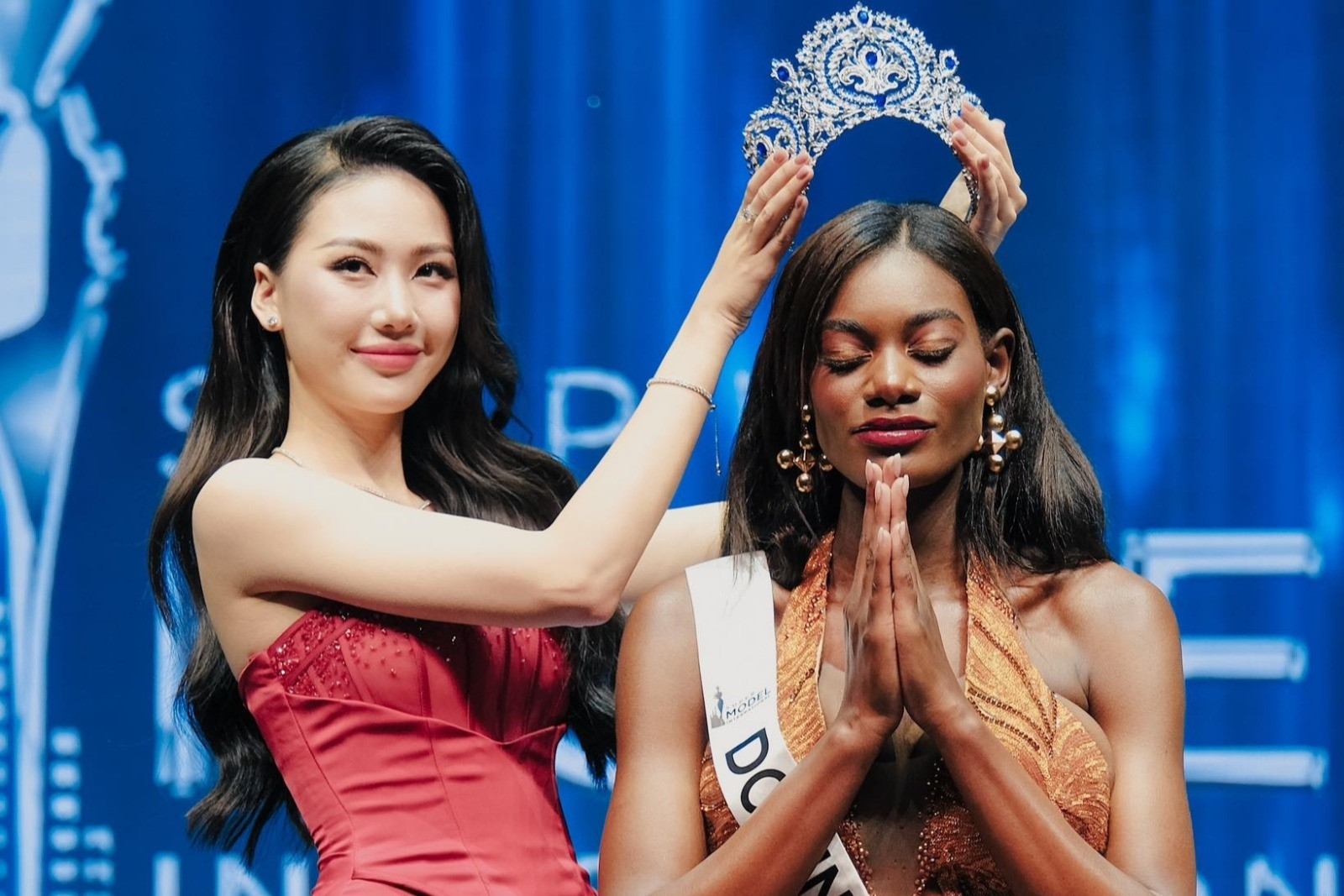 Hoa hậu Bùi Quỳnh Hoa xúc động, trao vương miện Siêu mẫu quốc tế 2025