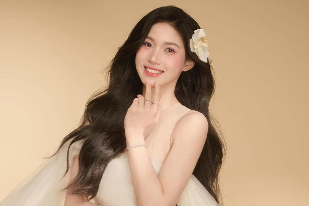 Hoa khôi bóng chuyền áo lính gây sốt ở Cúp Hùng Vương