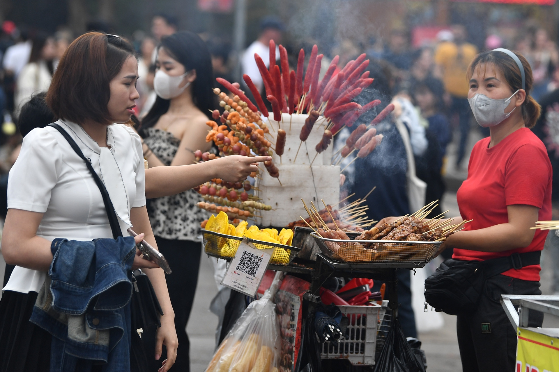 Hoạt động bị cấm nhưng xuất hiện như 'nấm' ở phố đi bộ hồ Gươm