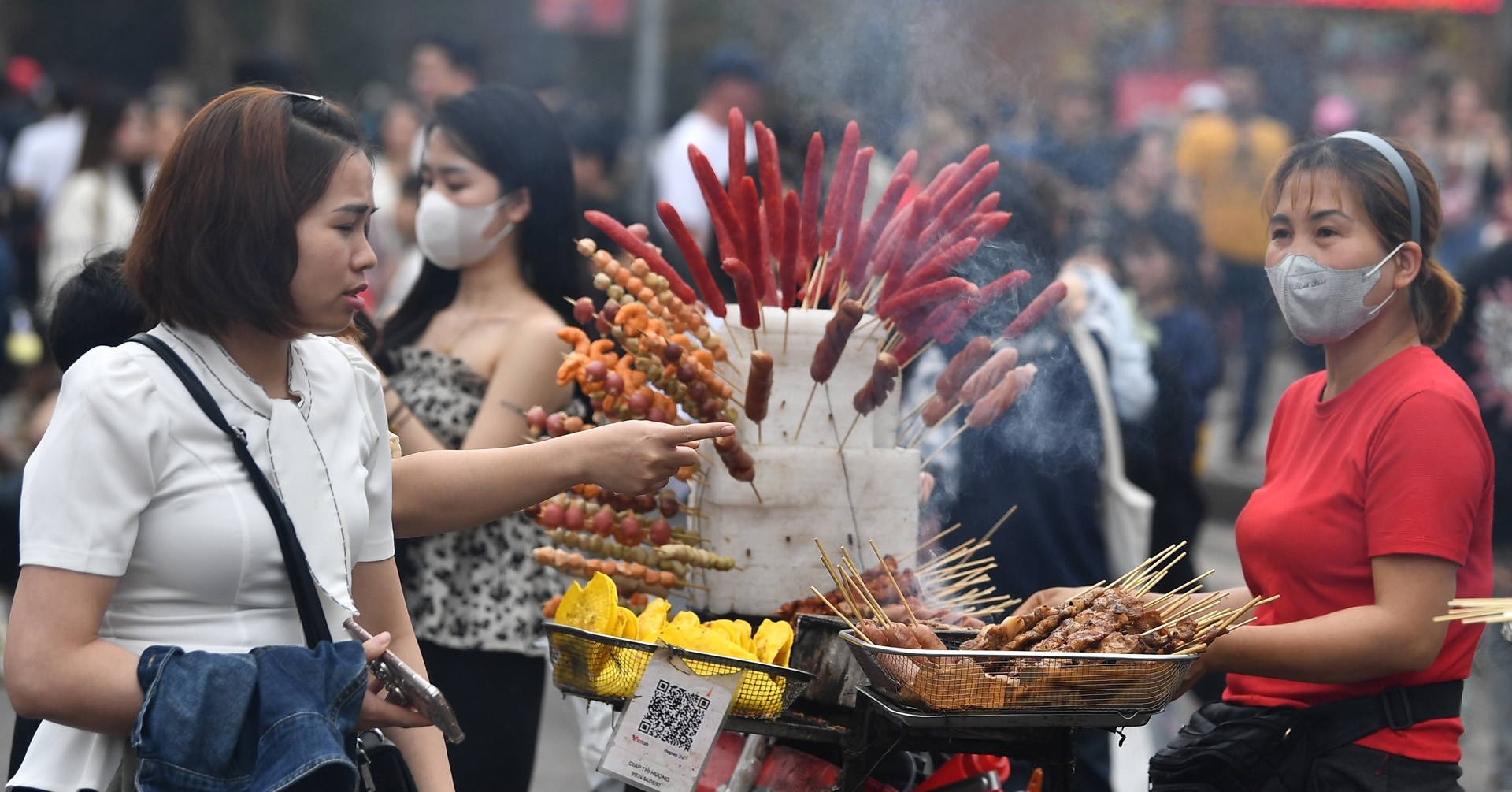 Hoạt động bị cấm nhưng xuất hiện như 'nấm' ở phố đi bộ hồ Gươm