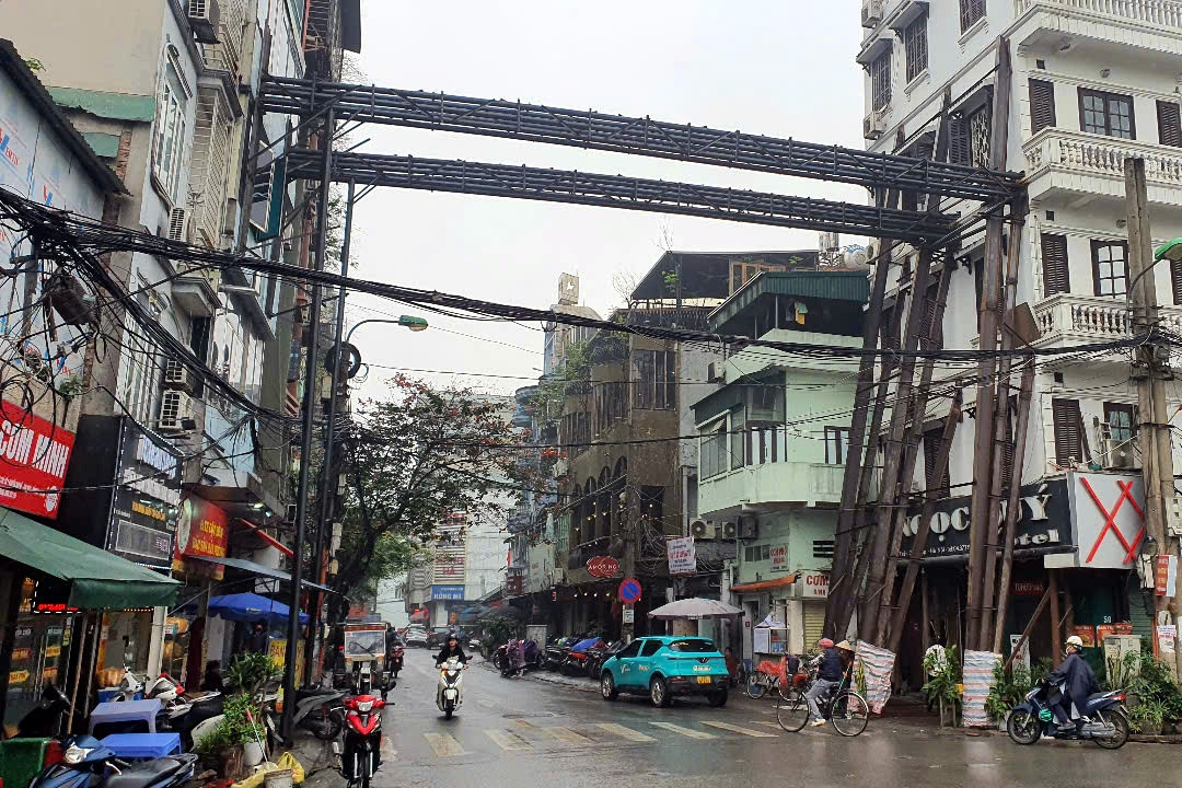 Loạt cọc sắt bắc ngang trên đầu người đi đường gây tò mò, lo ngại ở Hà Nội