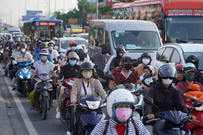 Người dân trở lại TPHCM sau nghỉ lễ, cửa ngõ ùn ứ kéo dài
