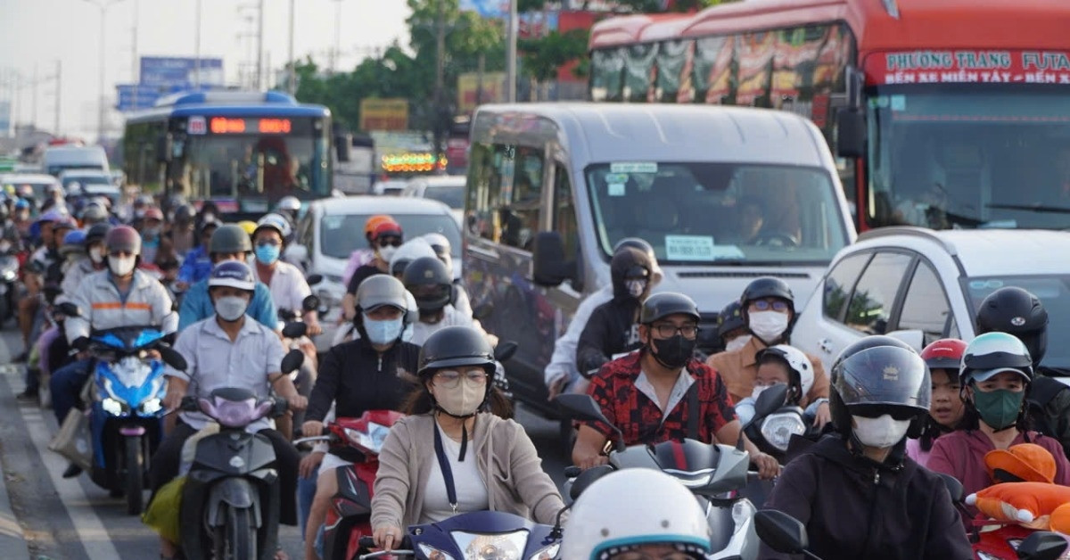 Người dân trở lại TPHCM sau nghỉ lễ, cửa ngõ ùn ứ kéo dài