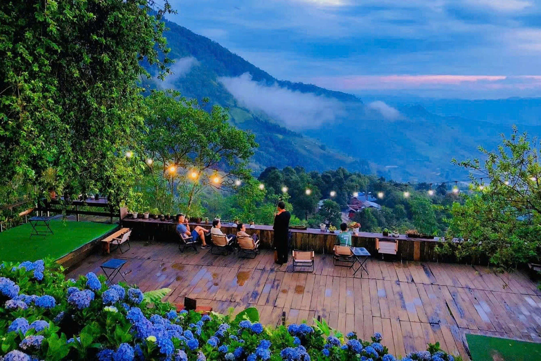 Người Mông làm du lịch nơi 'suối có vàng', trưởng bản tiếp khách Mỹ, Singapore