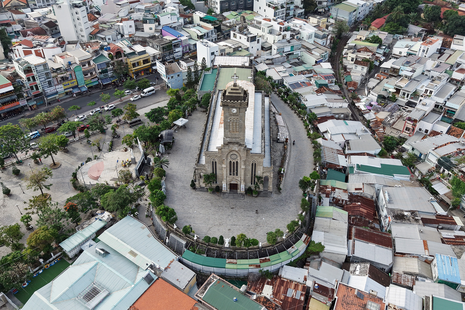 Nét đặc biệt của nhà thờ trăm tuổi trên mỏm núi ở Nha Trang