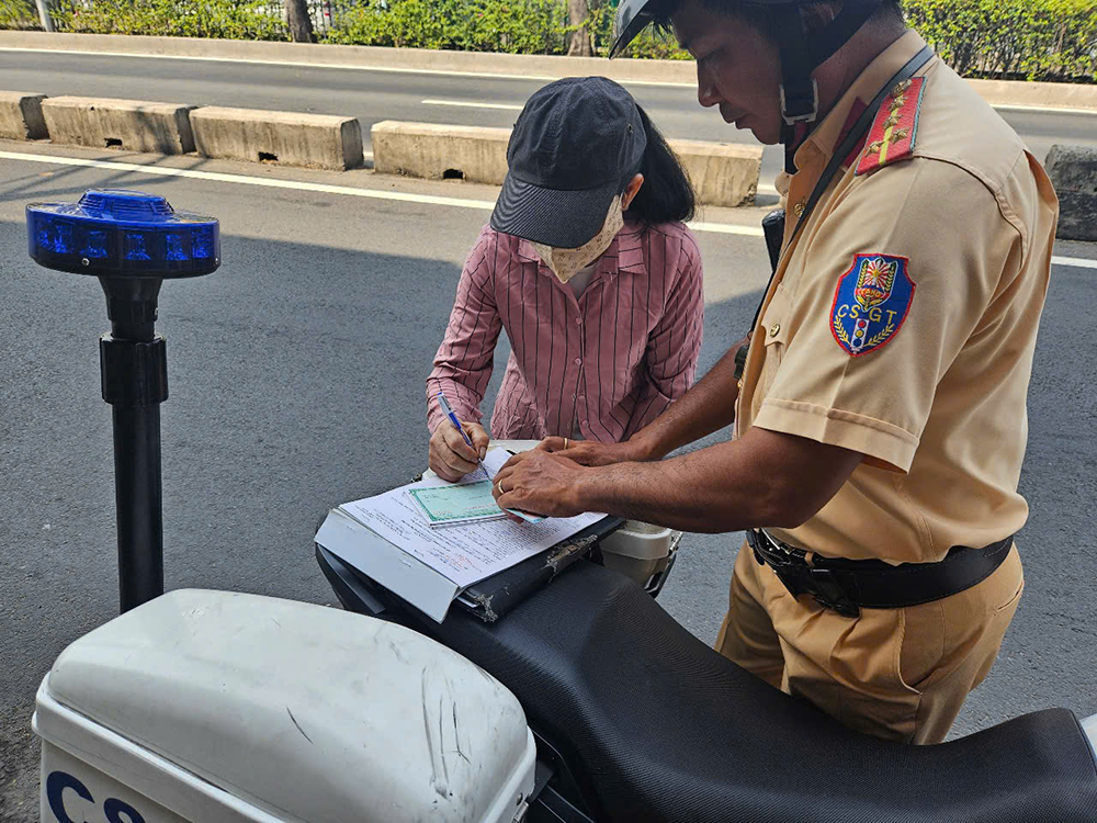 phat nguoi di bo.png