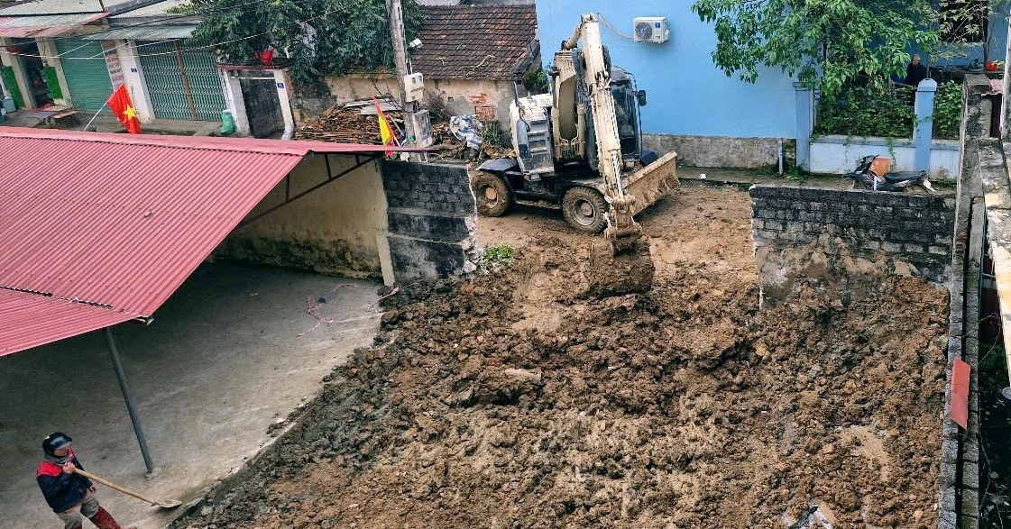 Tháo dỡ trạm biến áp đang xây ra khỏi khuôn viên trường học
