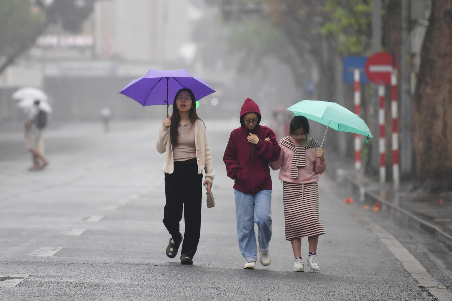 Thời tiết Hà Nội 3 ngày tới: Mưa rào trước khi vào đợt mưa phùn, nồm ẩm