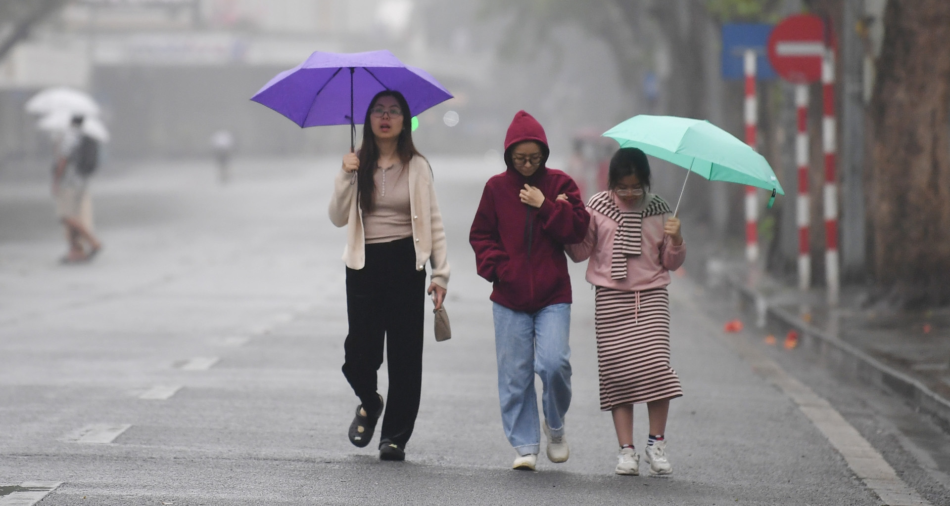 Thời tiết Hà Nội 3 ngày tới: Mưa rào trước khi vào đợt mưa phùn, nồm ẩm