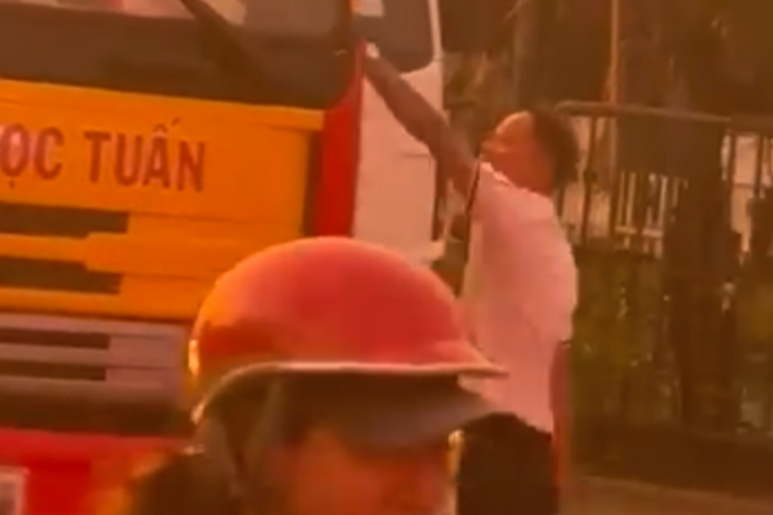 Truy tìm người hung hãn chặn đầu, đập vỡ kính xe cứu hộ ở TPHCM