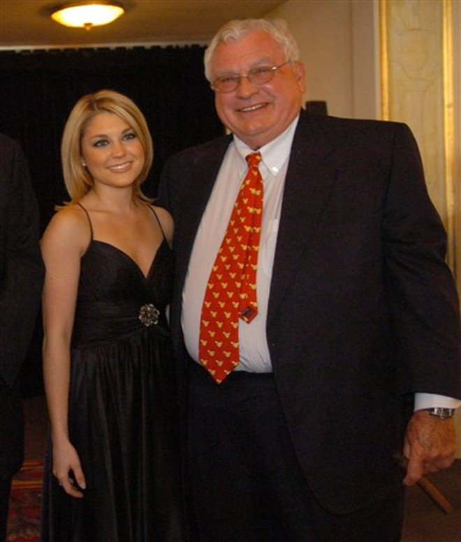 ty phu lay vo tre kem 60 tuoi 2.jpg