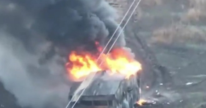 Video UAV Ukraine bắn cháy xe tăng 'mai rùa' của Nga