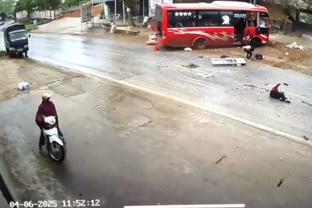 Xe khách tông ô tô tải làm 4 người văng ra ngoài: Tình trạng đăng kiểm các xe?