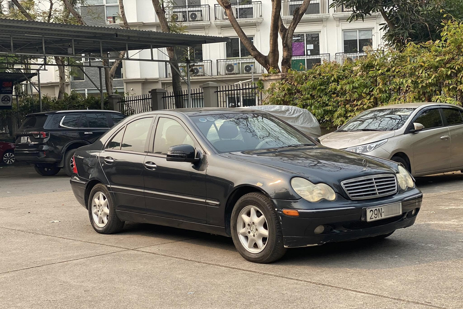 Xe sang Mercedes-Benz C200 24 năm tuổi bán giá rẻ ngang Honda SH Mode