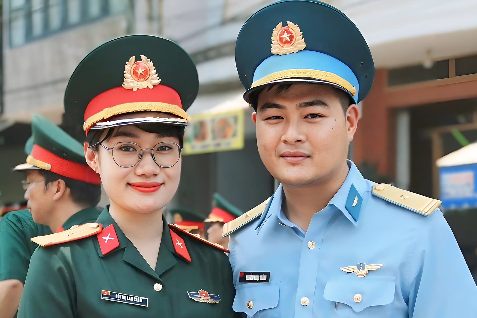 Khoảnh khắc hội ngộ xúc động của vợ chồng quân nhân sau 2 tháng luyện tập cho lễ 30/4