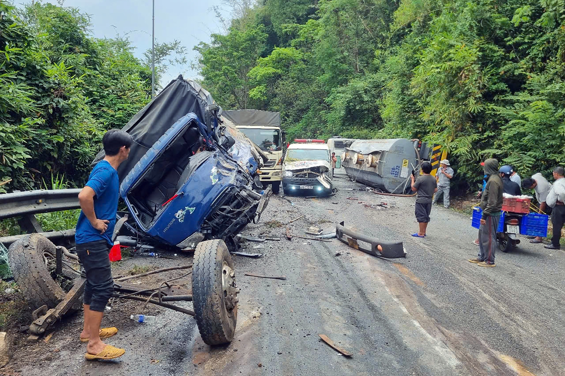 4 ô tô đâm nhau trên đèo Bảo Lộc, hóa chất tràn mặt đường