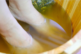 Người đàn ông cấp cứu sau khi làm theo lời mách ngâm chân YwAAAAAAQABAAACAUwAOw==