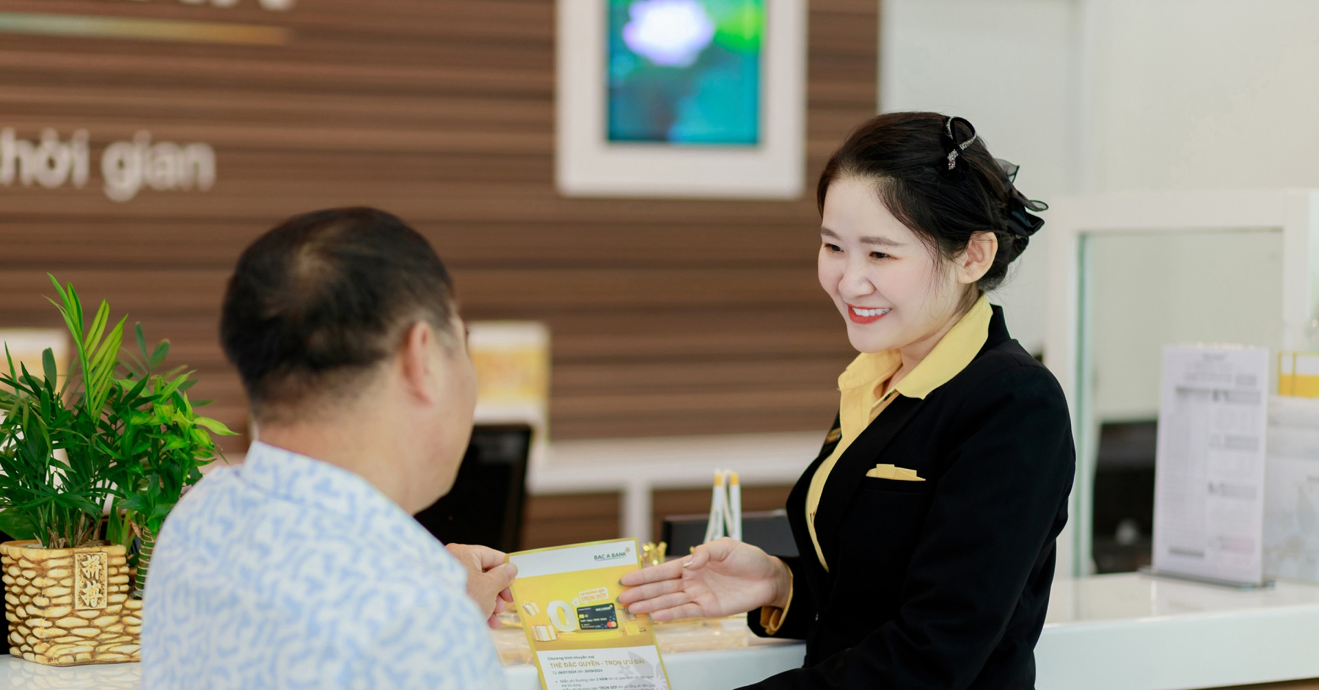 Bac A Bank hoàn phí chuyển đổi, tặng quà cho chủ thẻ chip contactless