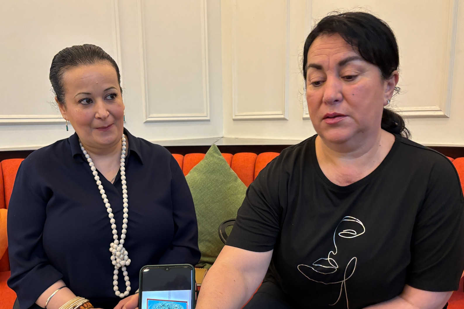 Cảnh tượng lạ kỳ khi 2 người con của nhà báo Algeria thăm mộ cha ở Sóc Sơn