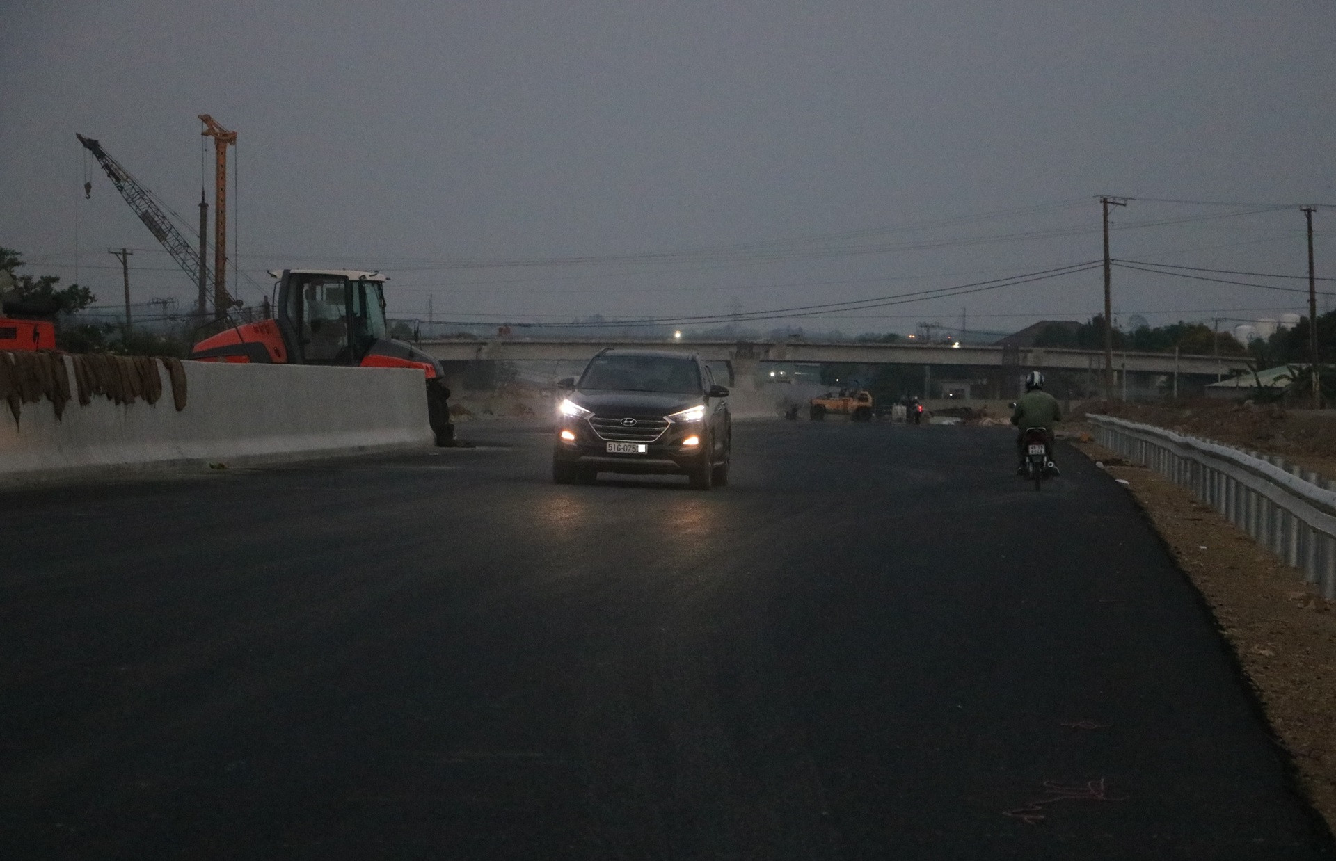 chạy lén vào cao tốc Biên Hòa Vũng Tàu đang thi công 4.JPG.jpg