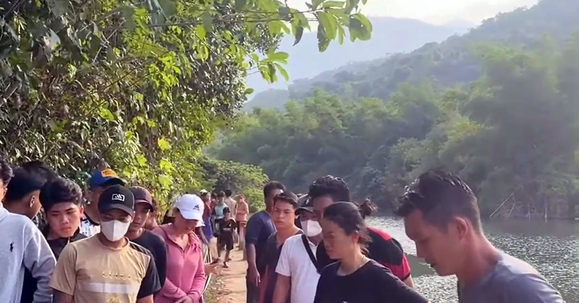 Cõng bạn lao ra hồ cứu bé trai, 2 thanh niên tử vong