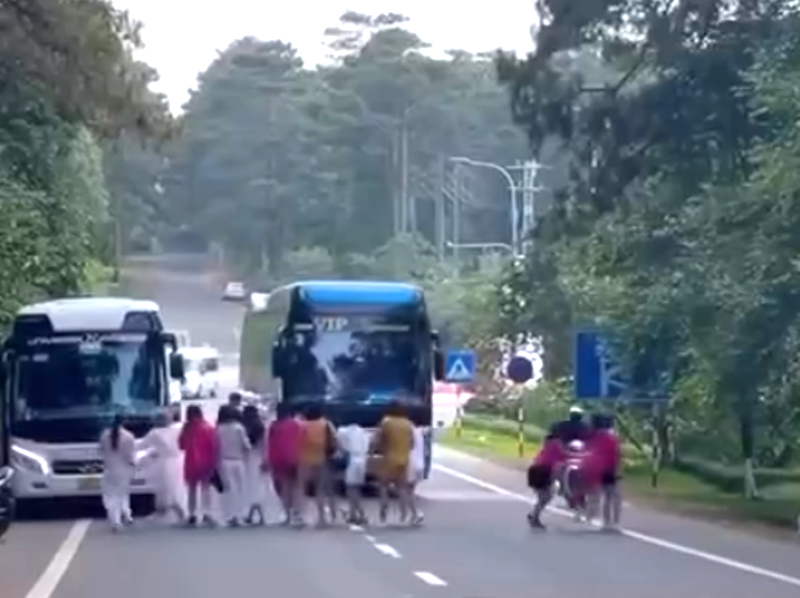 Dàn hàng ngang giữa đường để chụp ảnh 2.png