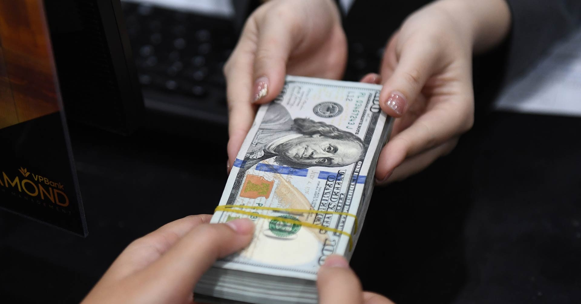 Giá USD ngân hàng vượt 26.100 đồng